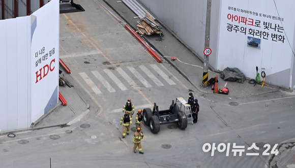 광주 서구 화정동 HDC 현대산업개발 아이파크 아파트 신축 공사 붕괴사고 13일째인 23일 오전 소방당국 관계자들이 사고 현장을 점검하고 있다. [사진=김성진 기자]