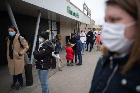 프랑스 서부 사베네 지역 주민들이 코로나19 간이 테스트기를 구매하기 위해 약국 앞에 줄 서 있는 모습. [AFP=연합뉴스]