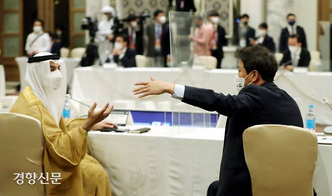 16일(현지시간) 한국무역협회와 UAE연방상공회의소가 두바이 시내 한 호텔에서 주최한 ‘한-UAE 수소 협력 비즈니스 라운드테이블’ 행사에서 임종석 외교안보특별보좌관이 압둘라 사이프 알 누아이미 주한 UAE 대사와 대화 하고 있다. 2022.1.16 두바이/강윤중 기자