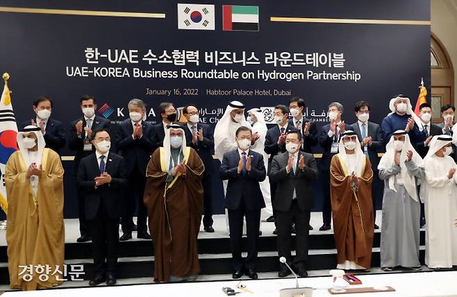 문재인 대통령이 중동 3개국 순방 첫 일정으로 16일(현지시간) 한국무역협회와 UAE연방상공회의소가 두바이 시내 한 호텔에서 주최한 ‘한-UAE 수소 협력 비즈니스 라운드테이블’ 행사에서 기념사진을 찍고 있다. 2022.1.16 두바이/강윤중 기자