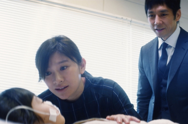 사고로 뇌사 상태에 빠진 딸을 살릴 수 있다는 희망을 갖는  아빠 가즈마사(니시지마 히데토시, 오른쪽)와 엄마 가오루코(시노하라 료코). 콘텐츠패밀리 제공