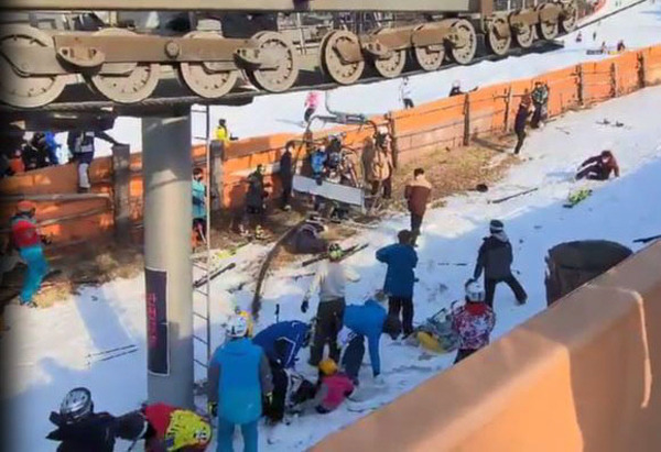 지난 22일 오후 경기 포천시 베어스타운 스키장에서 리프트가 역주행하는 사고가 발생하자 일부 탑승객이 승·하차장으로 빠르게 접근하는 리프트에서 뛰어내리고 있다. [사진 = 연합뉴스]