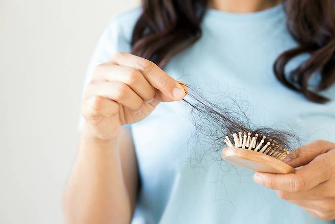 탈모 방지 샴푸는 약사법 상 ‘탈모 방지’와 ‘모발의 굵기 증가’ 외에 다른 광고 문구를 쓸 수 없다. 하지만 일부 업체들이 탈모 방지 샴푸를 판매하면서 ‘탈모 치료’나 ‘발모 효과’ 등의 문구를 내걸어 소비자들의 혼란이 가중되고 있다는 지적이다. /사진=이미지투데이