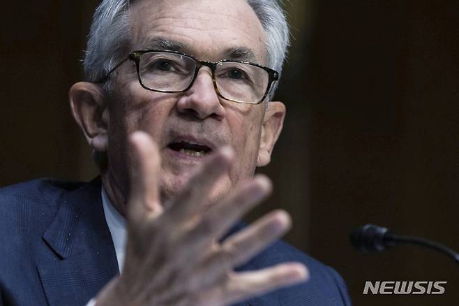 [워싱턴=AP/뉴시스]제롬 파월 미국 연방준비제도(Fed·연준) 의장이 지난 11일(현지시간) 상원 은행위원회에서 증언하고 있다. 2022.01.11.