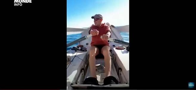 [서울=뉴시스]75살의 프랑스 모험가 장 자크 사뱅이 지난 1일 카누로 포르투갈 남부의 사그레스항을 출발하고 있다. <사진출처 : 유튜브 동영상 캡처> 2022.1.23