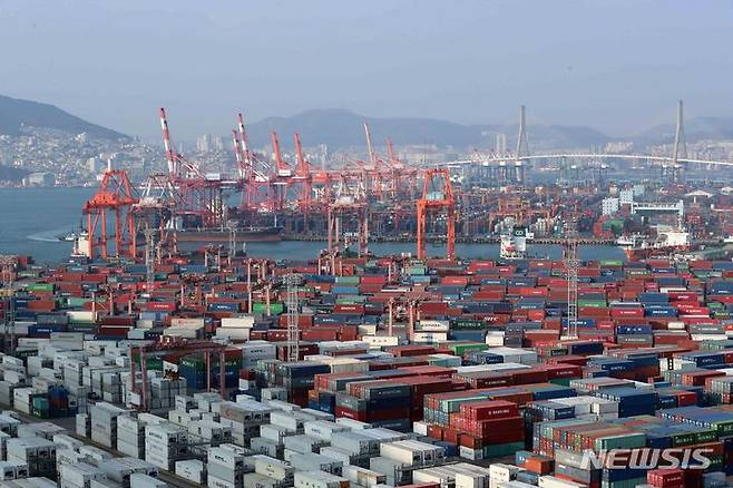 [부산=뉴시스] 부산 남구 신선대(아래)와 감만(위) 부두에서 컨테이너 선적 및 하역작업이 진행되고 있다. (사진=뉴시스 DB). photo@newsis.com