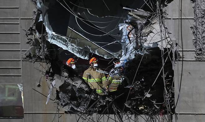 23일 광주 서구 화정아이파크 붕괴사고 현장에서 119 구조대원들이 잔해제거 및 수색작업을 하고 있다. 사고 발생 2주째를 맞는 24일부터는 남은 실종자를 찾는 수색·구조작업이 24시간 지속 체계로 전환된다. 연합뉴스