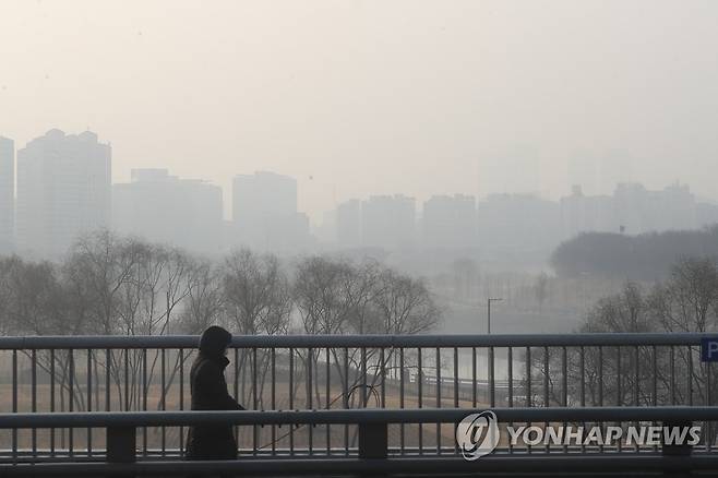 포근한 겨울 날씨, 자욱한 미세먼지 2021년 12월 21일 서울 영등포구 양평교에서 바라본 안양천과 시내 일대가 희뿌옇다. [연합뉴스 자료사진]