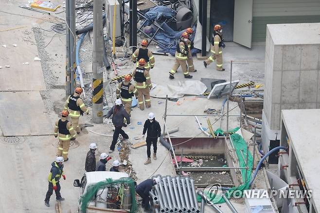 붕괴 건물로 들어가는 구조대원들 (광주=연합뉴스) 김주성 기자 = 23일 오전 광주 서구 화정아이파크 붕괴사고 현장에서 119 구조대원들이 건물 안으로 진입하고 있다. 
    건물 진입을 일시 중단했던 소방당국은 전날 저녁부터 상층부 수색과 잔해제거 작업을 재개했다. 2022.1.23 utzza@yna.co.kr