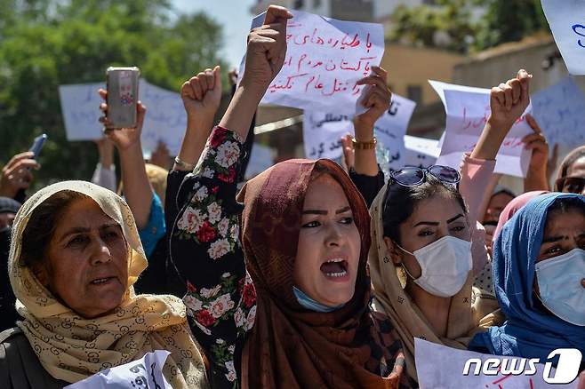7일(현지시간) 탈레반이 점령한 아프가니스탄 카불의 파키스탄 대사관 앞에서 여성들이 반 파키스탄 구호 외치고 있다. © AFP=뉴스1 © News1 우동명 기자