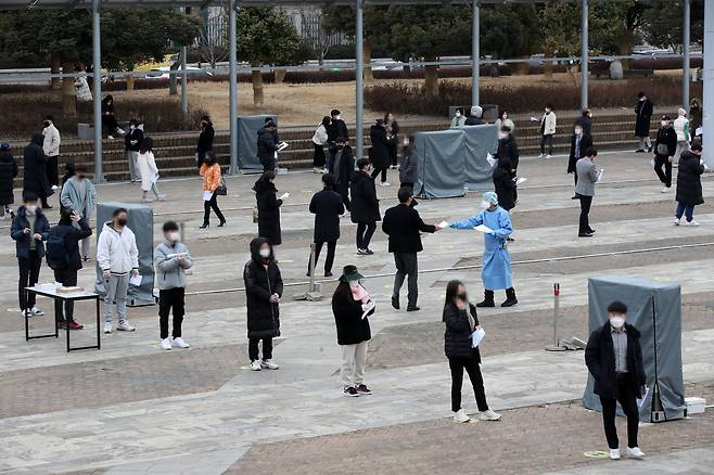 24일 오후 광주시청 광장에 마련된 임시선별검사소에서 코로나 검사를 받으려는 시민들이 길게 줄 서 있다. /연합뉴스