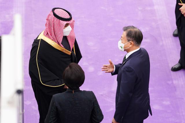 문재인(오른쪽) 대통령이 18일(현지시간) 사우디아라비아 리야드 킹 칼리드 국제공항 왕실터미널에서 무함마드 빈살만 빈 압둘아지즈 알사우드 사우디 왕세자와 대화하고 있다. 리야드=뉴시스