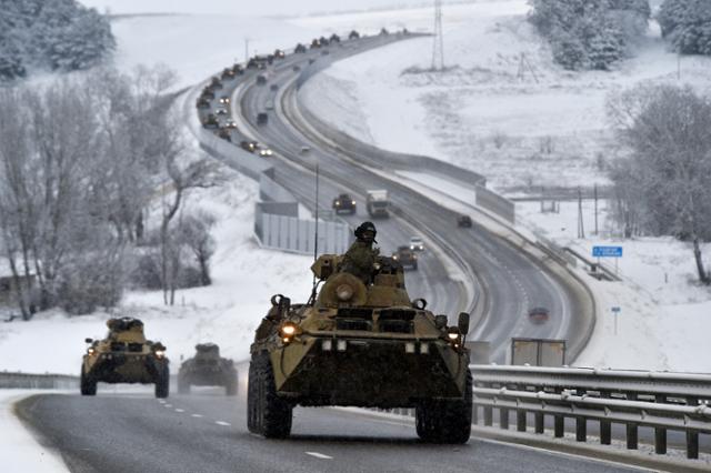러시아군의 장갑차가 18일 크림반도의 한 고속도로를 따라 이동하고 있다. 키예프=AP 뉴시스