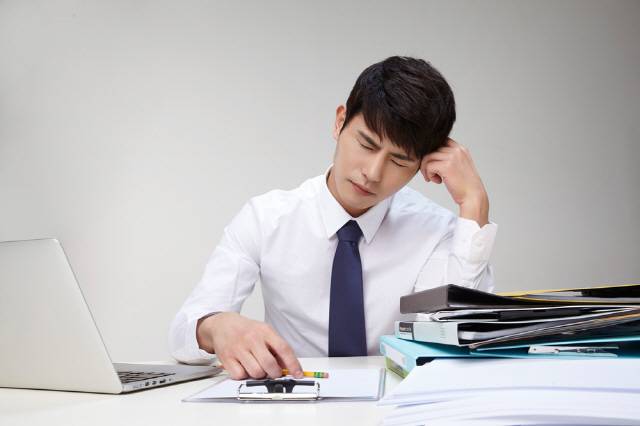 평소 너무 몸을 안 쓰거나 식사를 너무 적게 해도 염증이 생긴다. 체내 신진대사 기능이 떨어져서 체내의 염증 물질을 몸 밖으로 잘 배출하지 못해서다./클립아트코리아 제공