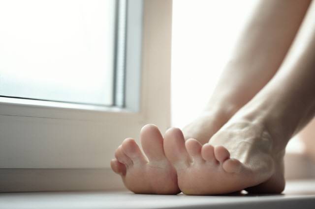 새끼발가락에 지속적으로 굳은살이 생겨 없어지지 않는다면 ‘소건막류’를 의심할 필요가 있다./사진=클립아트코리아