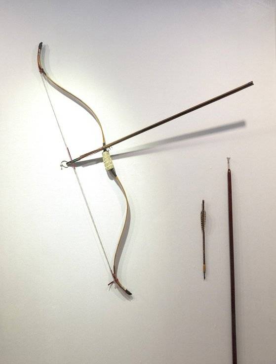 크기가 작아 애기살이라고도 불리는 화살인 편전을 시위에 걸기 위해 통아에 넣은 모습. 관통력이 높아 전쟁터에서 많이 쓰였다.