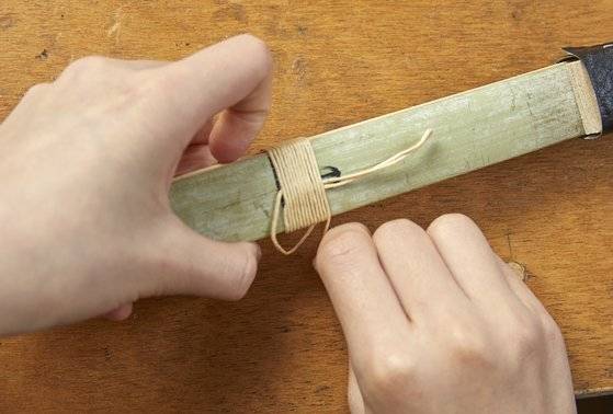 방태기 활 본체 안쪽에는 짧은 대나무를 덧대는데, 이 부분을 양쪽으로 실로 감아 고정하면 내구성이 높아진다.