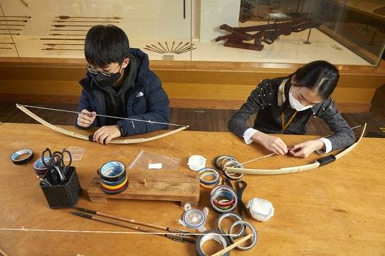 경기도 북부 지역 민속 활인 방태기 활을 직접 만들어 본 소중 학생기자단.