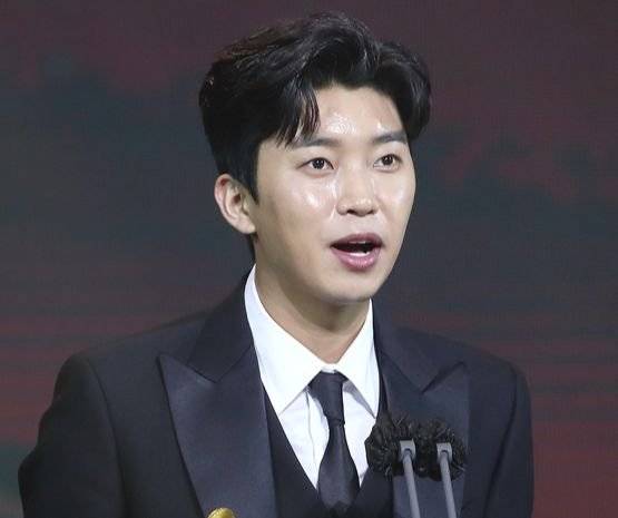 가수 임영웅이 서울 동대문구 경희대 평화의전당에서 열린 '2020 대한민국 대중문화예술상' 시상식에서 문화체육관광부장관 표창을 받은 뒤 소감을 밝히고 있다. 연합뉴스