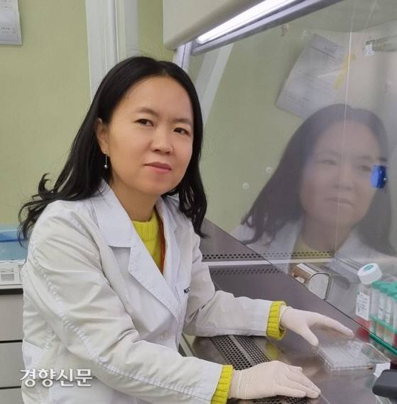 한국인삼연구원 효능연구소 현선희 효능연구팀장이 연구실험실에서 포즈를 취했다. 현 팀장은 2022년에도 홍삼의 다양한 효능 연구를 통해 국민건강 증진에 기여하고 홍삼 종주국의 위상을 세계에 과시할 것으로 기대를 모은다. &nbsp;KGC인삼공사 제공
