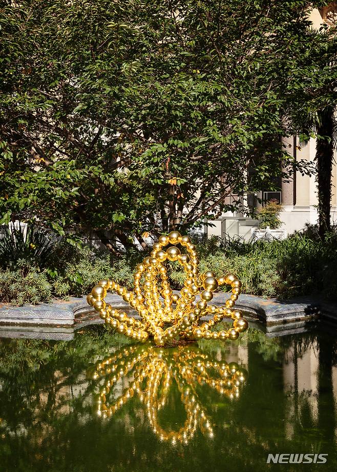 [서울=뉴시스]장-미셸 오토니엘, Gold Rose, 2021, 스테인리스 스틸, 금박, 사진 © Jean-Michel Othoniel  Adagp, Paris, 2022