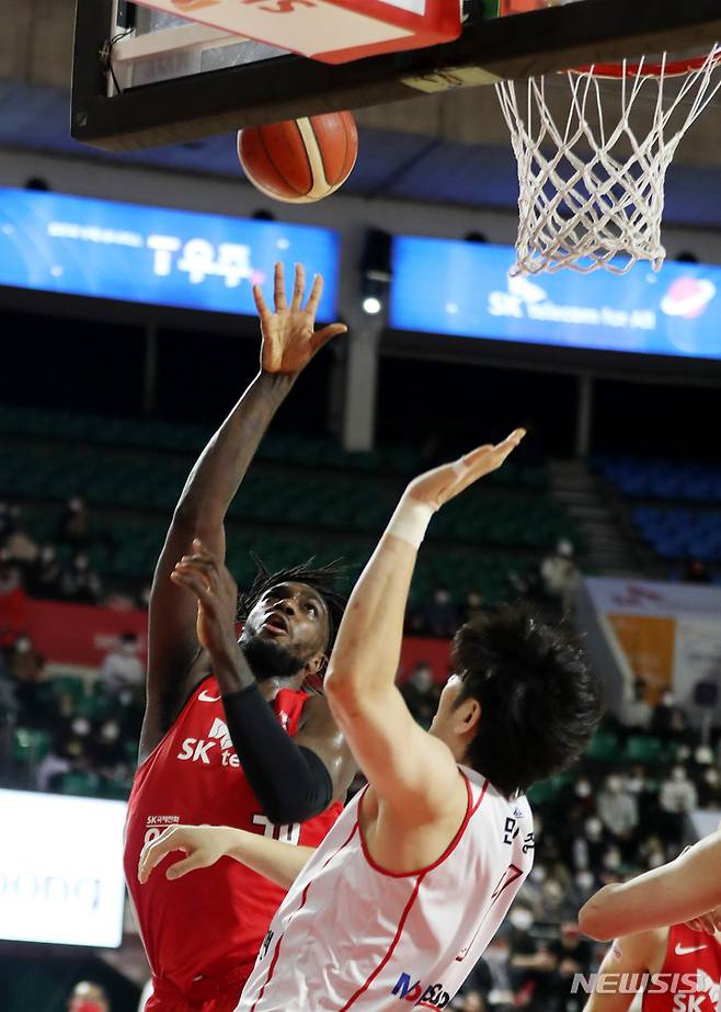 [서울=뉴시스] 추상철 기자 = 24일 오후 서울 송파구 잠실학생체육관에서 열린 '2021-2022 KGC 정관장 프로농구' 서울 SK 나이츠와 대구 한국가스공사 페가수스의 경기, SK 워니가 슛을 하고 있다. 2022.01.24. scchoo@newsis.com