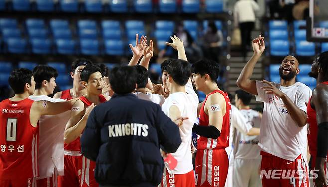 [서울=뉴시스] 추상철 기자 = 24일 오후 서울 송파구 잠실학생체육관에서 열린 '2021-2022 KGC 정관장 프로농구' 서울 SK 나이츠와 대구 한국가스공사 페가수스의 경기, 97대 85로 승리를 거둔 SK 선수들이 기뻐하고 있다. 2022.01.24. scchoo@newsis.com
