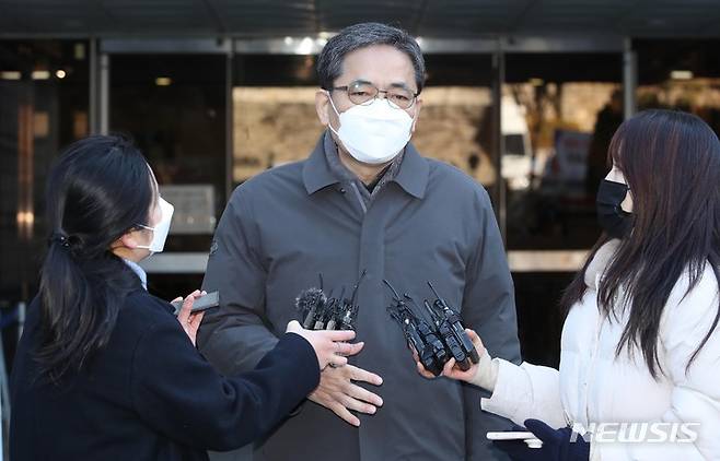 [서울=뉴시스] 고범준 기자 = 대장동 개발업자들에게 도움을 주고 아들을 통해 50억원의 금품을 받았다는 의혹이 제기된 곽상도 전 의원이 지난해 12월1일 오전 서울 서초구 서울중앙지법에서 열린 구속 전 피의자 심문(영장실질심사)에 출석한 뒤 법정을 나서고 있다. (공동취재사진) 2021.12.01. photo@newsis.com