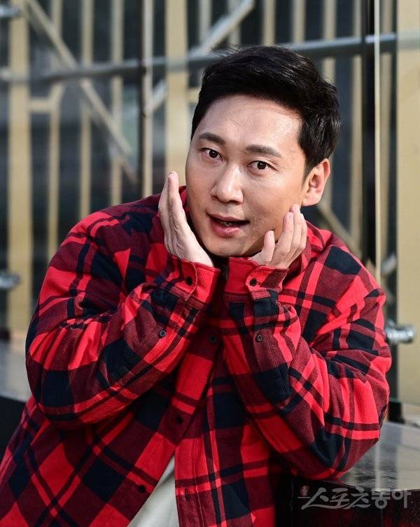 개그맨 이승윤이 최근 서울 서대문구 스포츠동아 사옥에서 진행된 인터뷰에 앞서 코믹한 포즈를 취하고 있다. 그는 “개그뿐 아니라 
음반 발매, 책 출판 등 다양한 꿈을 올해 이뤄낼 것”이라며 의지를 드러냈다. 주현희 기자 teth1147@donga.com