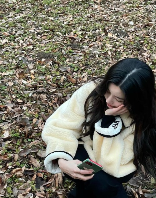 Kwon Eun-bi, a member of the group IZWON, has created a unique charm.On the afternoon of the 24th, Kwon Eun-bi posted several photos on his instagram without any phrase.In the photo, Kwon Eun-bi took pictures outdoors, wearing a thick jacket and a black slacks with slender legs, showing off her slender figure.Above all, her transparent white skin made her lovely visuals shine even more.Meanwhile, Kwon Eun-bi is communicating with fans through the official YouTube channel after the debut song Door activity.