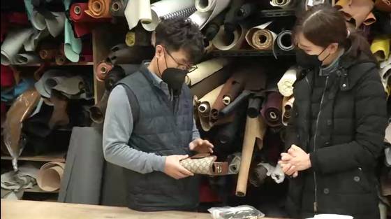 취재진이 구한 가품을 자세히 보는 이경한 대표