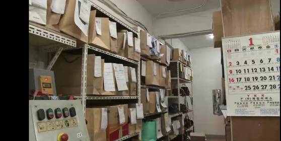 수선 요청이 들어온 가방들이 진열돼있다.