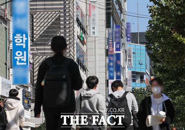 [서울=뉴시스] 25일 김회재 더불어민주당 의원실에 따르면 소득 5분위(상위 20%)의 사교육비가 1분위(하위 20%)의 8배에 달하는 것으로 나타났다. 사진은 지난해 10월24일 오후 서울 강남구 대치동 학원가 모습. /뉴시스
