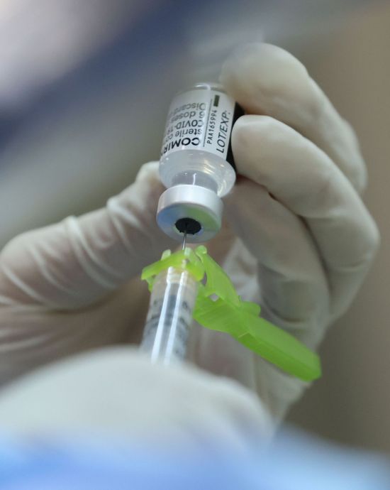 코로나19 예방접종센터에서 한 의료진이 화이자 백신을 소분하고 있다. [이미지출처=연합뉴스]