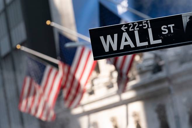 뉴욕 맨해튼 증권거래소(NYSE) 앞의 월스트리트 도로 표지판. /AP 연합뉴스