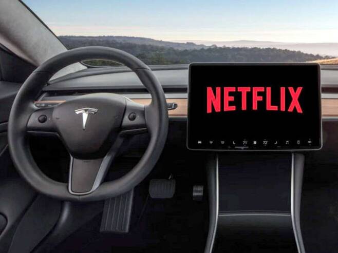 테슬라 전기차 운전석 디스플레이 화면에 넷플릭스 로고가 떠 있다. /트위터 캡처