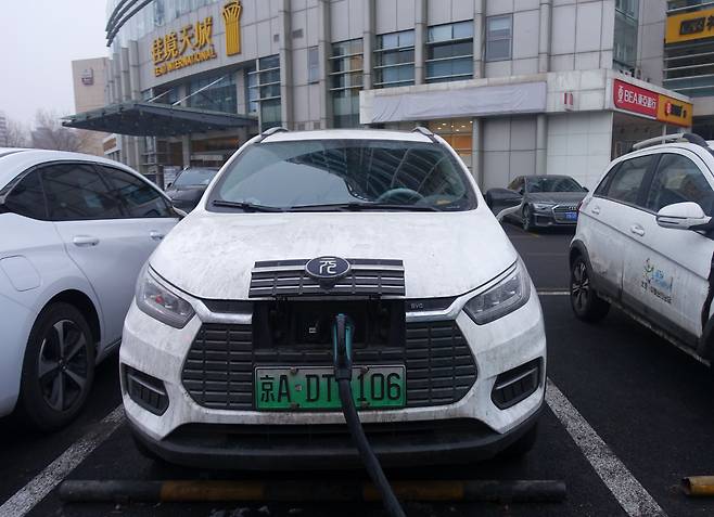중국 베이징의 전기차 충전소에서 BYD 전기차 충전이 이뤄지고 있다. /김남희 특파원