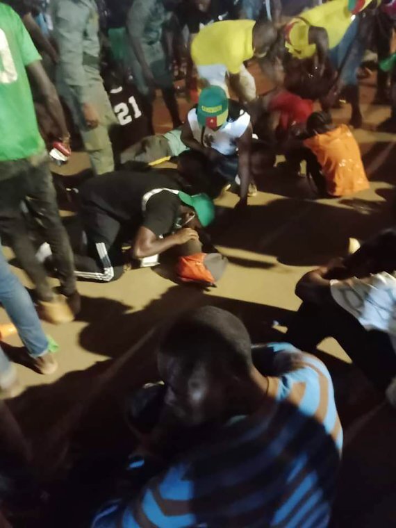 카메룬 수도 야운데의 올렘베 스타디움 남쪽 출입구에서 24일(현지시간) 몰려든 인파때문에 다친 시민들이 바닥에 쓰러져 있다.AP뉴시스