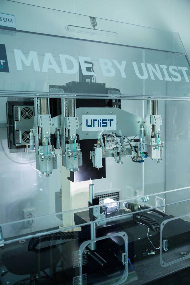 바이오 잉크를 이용해 귀 연골을 만드는 울산과학기술원의 3D 프린터의 모습. 울산과학기술원 홈페이지