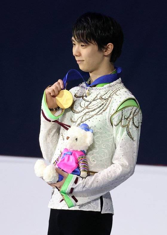 일본 하뉴 유즈루가 지난해 서울 양천구 목동아이스링크에서 열린 2020 국제빙상경기연맹(ISU) 4대륙 피겨선수권대회 남자 싱글 프리스케이팅에서 금메달을 들어보이고 있다. [뉴스1]