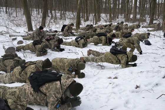 러시아군 침공에 대비해 키예프의 한 공원에서 합동 훈련을 하고 있는 우크라이나 정부군. 러시아군은 최근 우크라이나를 3면에서 포위한 형태로 병력과 장비를 집결시켜 양국 간 군사적 긴장이 고조되고 있다. [연합뉴스]