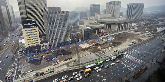 오는 7월 개장하는 서울 광화문광장에서 25일 마무리 공사가 진행되고 있다. 작은 사진은 새롭게 개장할 광화문광장의 예상도.  연합뉴스