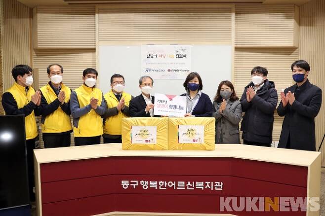 김한영 국가철도공단 이사장(가운데)이 대전 동구행복한어르신복지관을 방문해 설명절 맞이 후원금과 생필품을 지원했다.