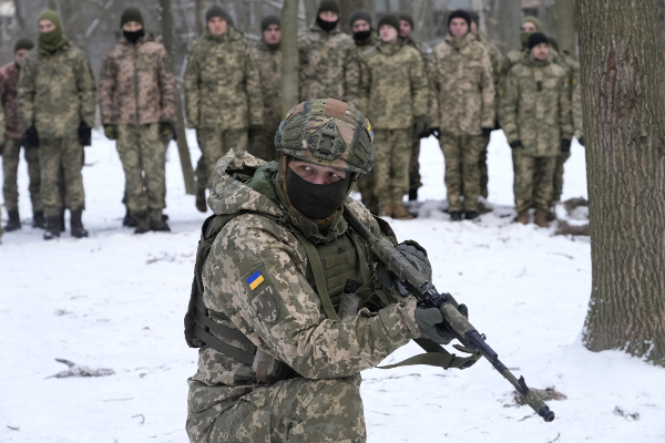 우크라이나군 교관이 지난 22일(현지시간) 키예프의 한 공원에서 육군의 자원군 부대인 국토방위군 대원(예비군)들을 훈련시키고 있다. 우크라이나에선 최근 러시아의 침공 우려가 커지면서 민간인들의 자발적인 예비군 합류가 늘고 있다. AP뉴시스