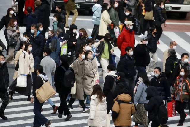 일본 도쿄의 한 교차로가 마스크를 쓴 시민들로 붐비고 있는 모습. AP연합뉴스