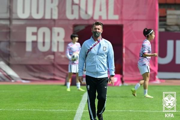 24일 인도 푸네의 시리 시브 차트라파티 종합운동장에서 열린 2022 아시아축구연맹(AFC) 아시안컵 C조 2차전 미얀마와의 경기에서 한국 여자 축구 대표팀 콜린 벨 감독의 모습. / 사진 = 대한축구협회