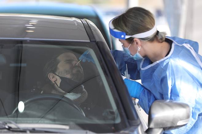 이스라엘에서 간호사가 사람들을 대상으로 코로나19 검사를 하고 있다 / EPA=연합뉴스