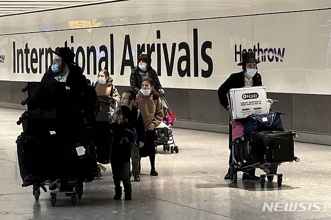[런던=AP/뉴시스]영국 런던 히스로 공항. 2021.11.29.