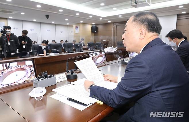 [세종=뉴시스] 강종민 기자 = 홍남기 부총리 겸 기획재정부 장관이 25일 오전 정부세종청사에서 열린 대외경제장관회의 및 대외경제협력기금운용위원회에서 모두발언을 하고 있다. 2022.01.25. ppkjm@newsis.com