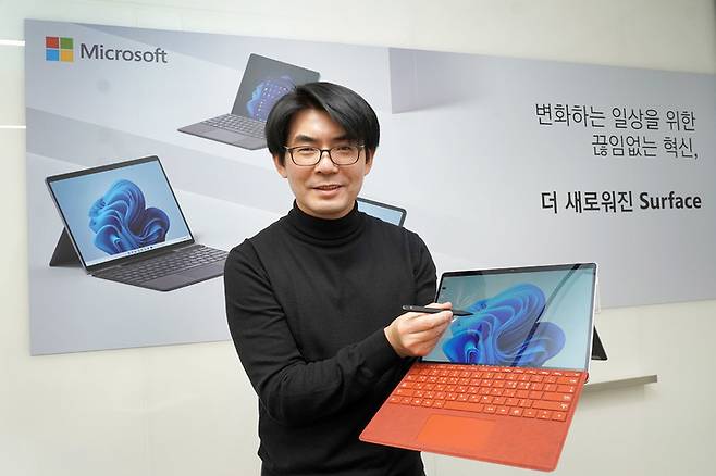 [서울=뉴시스]조용대 한국마이크로소프트 서피스 비즈니스 총괄팀장이 25일 진행한 온라인 기자간담회에서 서피스 프로 8을 시연하고 있다. (사진=한국마이크로소프트 제공) 2022.01.25